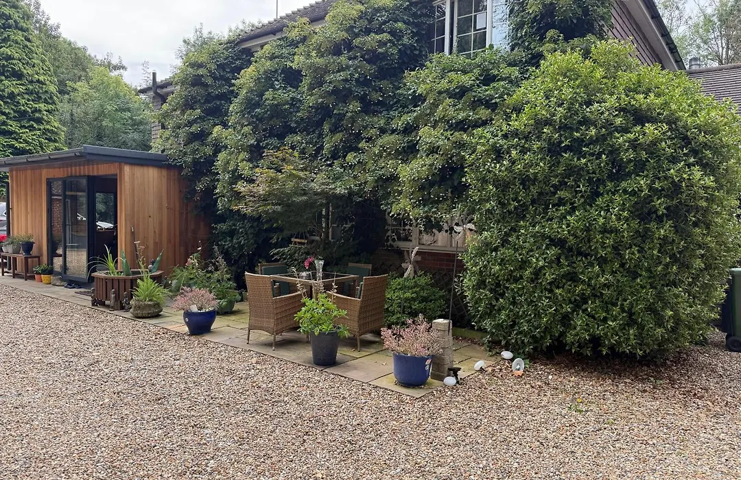 Da Vinci Guest House Gatwick Guest Parking, A Real Gem-1